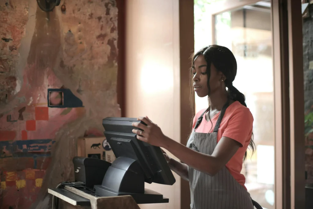 A cashier using a payment gateway system that grows in line with the business.